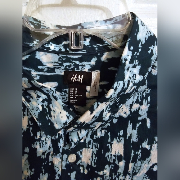 H&M Green  Abstract  Print Short Sleeve Shirt - Picture 2 of 3